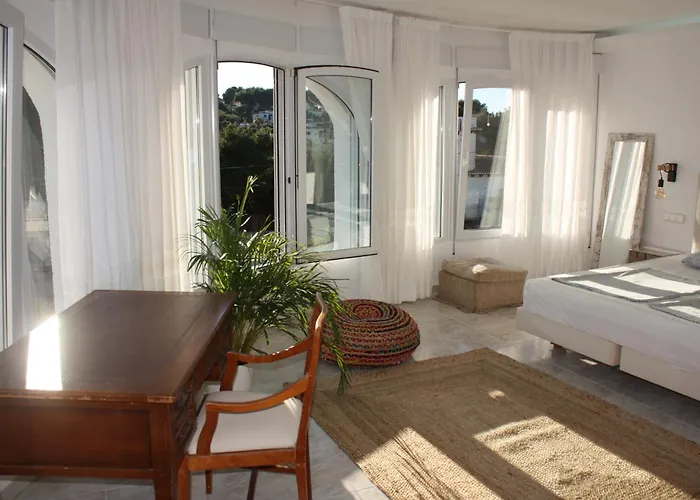 Beautiful Villa With Pool, Barbecue, And Garden