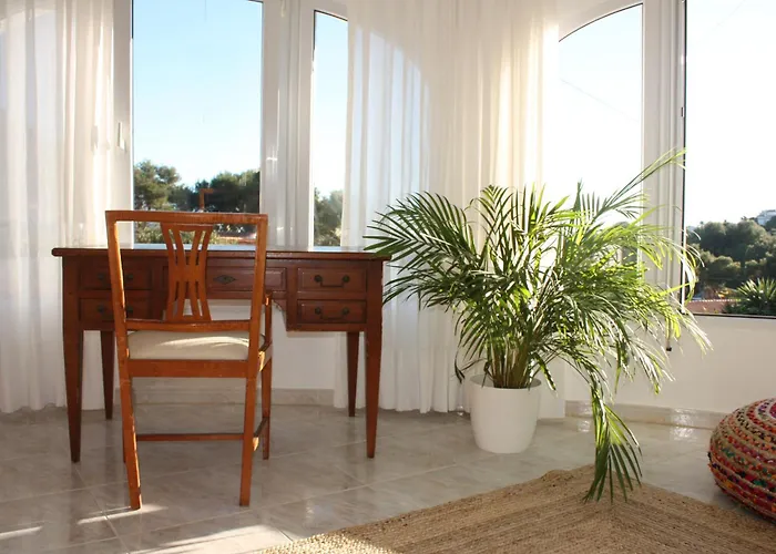 Beautiful Villa With Pool, Barbecue, And Garden